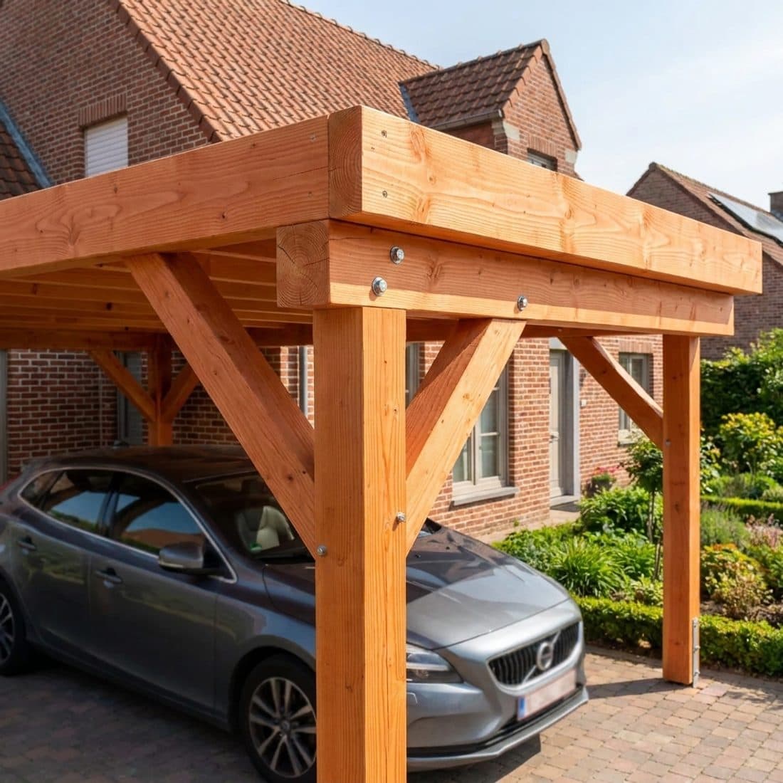 Douglas carport naast een woning