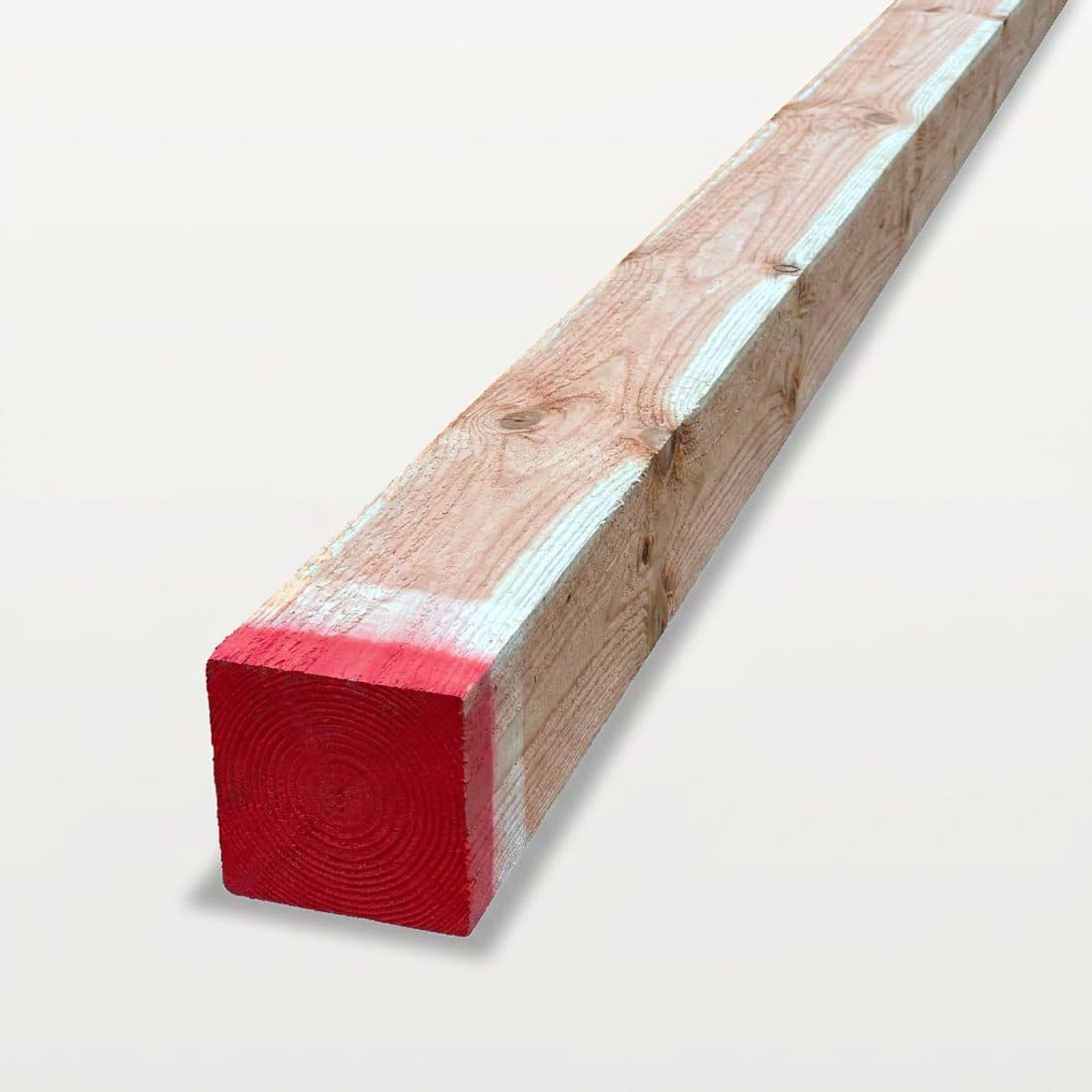 Gegenereerde productfoto van een douglas balk van 100 op 100 millimeter met rood geschilderde kop